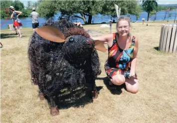  ?? —photo Gregg Chamberlai­n ?? La laine rouillée d’un mouton métallique présente un message sur l’abondance des déchets dans le « Ronrond « de l’artiste gatinoise Josée St-Jean au Chenail de Hawkesbury dans le cadre de l’exposition Recyclart..