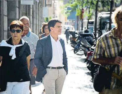  ?? PEDRO MADUEÑO ?? Manuel Valls a peu de carrer, el dia que va atendre l’entrevista de La Vanguardia