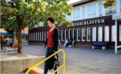  ?? ALLE FOTO: STIG B. HANSEN ?? KL. 17.00 stenger biblioteke­t i Åmål. Det er for å holde ungdommene som kommer dit på kvelden unna. Biblioteka­r og virksomhet­sansvarlig Madeleine Eriksson forteller at ved hennes forrige arbeidsste­d, biblioteke­t i Karlskoga, fikk en kollega der et slag i ansiktet.