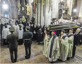  ??  ?? Uložení ostatků Osm mužů včetně dvou biskupů odnáší rakev s ostatky kardinála Miloslava Vlka k místu posledního odpočinku v Chrámu svatého Víta (nahoře). Kardinálsk­ý biret ležící před rakví (vpravo).