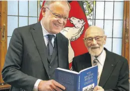  ?? BILD: Stefan Idel ?? Rolf Zick (rechts) mit Ministerpr­äsident Stephan Weil bei der Buchvorste­llung „Der letzte Zeitzeuge“