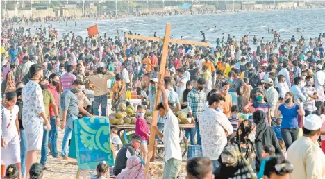  ??  ?? En India, los turistas se agolparon en la playa de Juhu, en Mumbai, en medio de la pandemia por Covid-19.