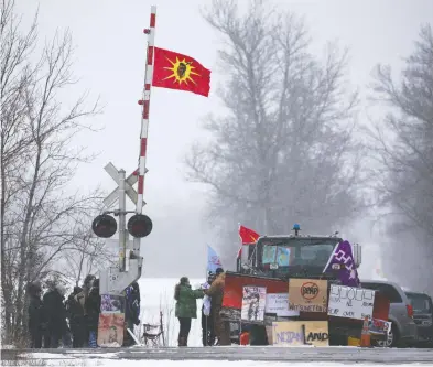  ?? CHRIS HELGREN / REUTERS ?? First Nations members of the Tyendinaga Mohawk Territory block train tracks servicing Via Rail in Tyendinaga, Ont.,
on Thursday as part of a protest against British Columbia’s Coastal GasLink pipeline.