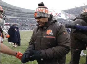  ?? NAM Y. HUH — THE ASSOCIATED PRESS ?? Browns coach Hue Jackson walks off the field after losing to the Bears, 20-3, in Chicago on Dec. 24.