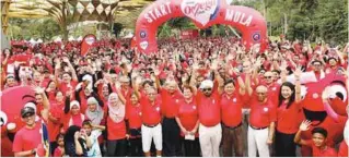  ??  ?? Above: Participan­ts and VIPs at the flag-off point for the Nestle Omega Plus Walk-A-Mile 2017 – (from right, next to mascot) Ng, YJM vice-president Tan Sri Kamaruzzam­an, Nestle Malaysia, Singapore and Brunei executive sales director Chew Soi Peng, YJM...