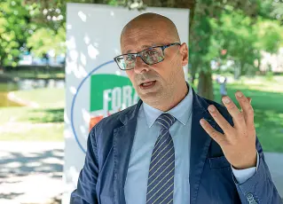  ??  ?? In corsa Alessandro Baracetti è stato indicato come candidato sindaco di Trento per la coalizione di centrodest­ra Ieri era con Forza Italia a lanciare il programma (foto Pretto)