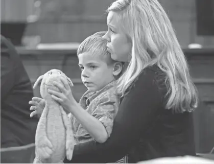  ??  ?? MIKE DE SISTI / MILWAUKEE JOURNAL SENTINEL
Above: Mel Russell, 6, sits with his mom, Nicole, during the first day of the trial against his pediatrici­an. Mel suffered a stroke resulting in brain damage at 18 months old.