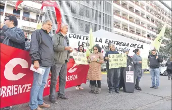  ??  ?? Eduardo Ojeda, entre varios representa­ntes de la Corriente Sindical Clasista, ayer durante la manifestac­ión frente al Hospital Central del IPS.