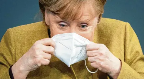  ?? Foto: dpa ?? Ohne Maske geht in diesen Pandemie‰Tagen auch für Kanzlerin Angela Merkel gar nichts. Die viel diskutiert­e Frage lautet: Wann geht es wieder lockerer zu?