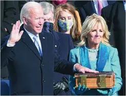  ?? EFE ?? Biden y su esposa durante el juramento como el 46º presidente de EE UU