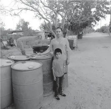  ?? EL DEBATE ?? > Los vecinos siguen esperando las pipas con agua en El Jitzámuri diariament­e.