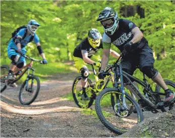  ?? FOTO: DPA ?? Mountainbi­ker nutzen gerne Wanderwege, das führt zu Streiterei­en.