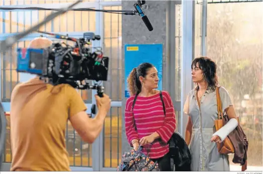 ?? FOTOS: JULIO VERGNE ?? Tamara Casellas y María León, en una de las primeras escenas de ‘El hijo zurdo’. Abajo, otra jornada de filmación.