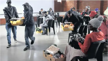  ?? | ITUMELENG ENGLISH ?? DOBSONVILL­E, Soweto residents unable to afford groceries receive food parcels at the Kopanong Hall during the nationwide lockdown.
African News Agency (ANA)