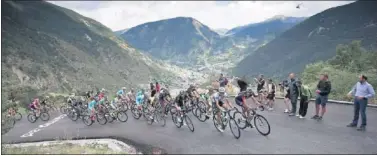  ??  ?? PAISAJE ESPECTACUL­AR. El pelotón, en pleno ascenso durante la etapa andorrana de la Vuelta 2015.