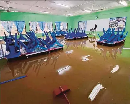  ?? PIC COURTESY OF CIVIL DEFENCE DEPARTMENT ?? A classroom at SK Pintas Beaufort, Sabah, which was flooded on Friday.