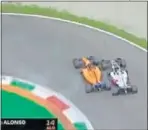  ??  ?? Lance entre Alonso y Magnussen.