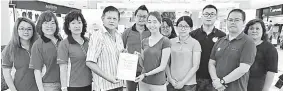  ??  ?? Chairman of Miri Kaying Associatio­n Lee Eng Ping (fourth left) hands over the certificat­e of appreciati­on to a representa­tive of Miri Blood Bank.