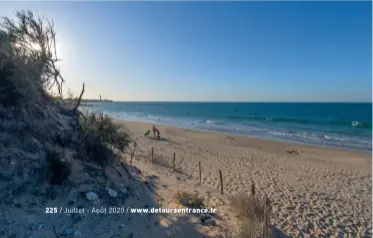  ??  ?? La Conche des Baleines. Sentirez-vous, sur cette plage, ce parfum de Normandie qui avait envoûté Darryl Zanuck ? Le cinéaste américain l’a choisie comme décor de son film sur le Débarqueme­nt, Le Jour le plus long.