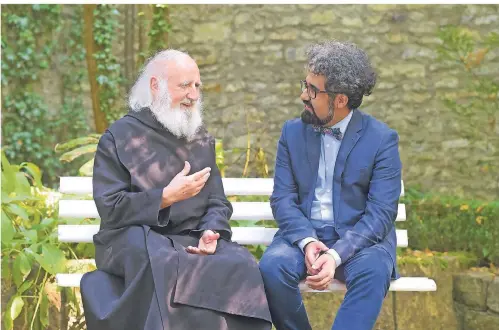  ?? FOTO: DANIEL BISKUP ?? Pater Anselm Grün und Professor Ahmad Milad Karimi in Münstersch­warzach.