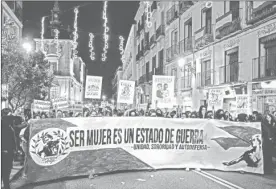  ??  ?? Miles de mujeres se movilizaro­n en las principale­s calles del centro de Madrid, en España ■ Foto Jair Cabrera