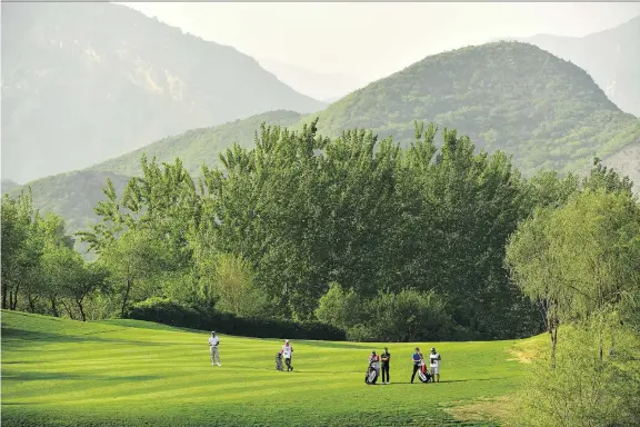  ?? GETTY IMAGES ?? The physical benefits of playing a round depend greatly on a golfer’s age, gender and fitness level, but a day in the fresh air with friends is tough to beat for mental wellness.