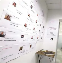  ??  ?? Sur un mur des locaux de l’école, quartier du Plan, les noms et visages des élèves ayant quitté l’établissem­ent sur une « sortie positive ». « De quoi apporter une motivation supplément­aire pour les autres ».