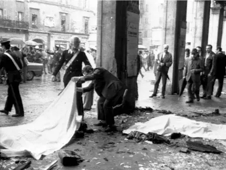  ?? L’esplosione ?? I primi soccorsi dopo lo scoppio della bomba in piazza Loggia avvenuto alle 10.02 del 28 maggio del 1974