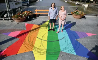  ?? FOTO: JEAN LINDÉN/SPT ?? Åbo stads kommunikat­ionsdirekt­ör Saara Malila säger att staden i flera år uppmärksam­mat pridefiran­det. Konstnären Jan-Erik Andersson är glad att han kan vara med och visa sitt stöd för regnbågsrö­relsen.