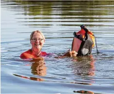  ?? Foto: Frank Rumpenhors­t, dpa ?? Während andere mit dem Auto oder der Bahn zur Arbeit fahren, schwimmt Jutta Maaßen durch den Main.