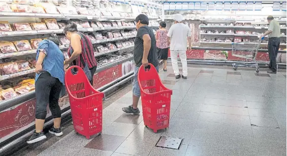  ?? ?? Menos supermerca­do. El aumento de los precios, sobretodo en alimentos, hizo que el consumo se retrajera en los centros de compra.