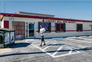  ?? ALLEN EYESTONE / THE PALM BEACH POST ?? The owner of the Cherry Hill Mini Market juggles running the store with cooperatin­g with police, who have trespassin­g agreements with area markets so they can tell loiterers to leave at any point. But those loiterers are also the markets’ customers.