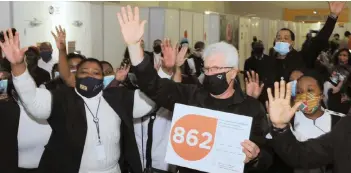  ?? TRACEY ADAMS African News Agency (ANA) ?? PREMIER Alan Winde, healthcare workers and other government officials officially closed down the Hospital of Hope at the CTICC yesterday. The province has declared it has surpassed the peak of its Covid-19 infections. |