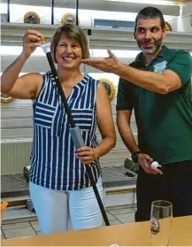  ?? Foto: Anita Atzkern ?? Den Pfeil ins Blasrohr stecken und los geht es. Redakteuri­n Angelika Stalla hat es unter Anleitung von Sportwart Horst Haider ausprobier­t.