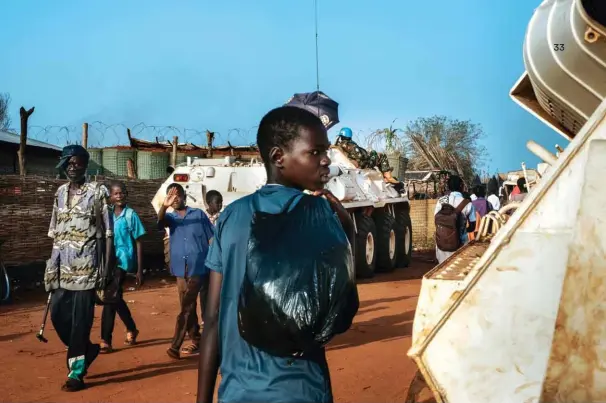  ??  ?? Dans le camp de Wau, qui existe depuis plusieurs années, la vie s’est organisée malgré tout : les enfants vont à l’école, les adultes se débrouille­nt en vendant un peu de sorgo, de farine…