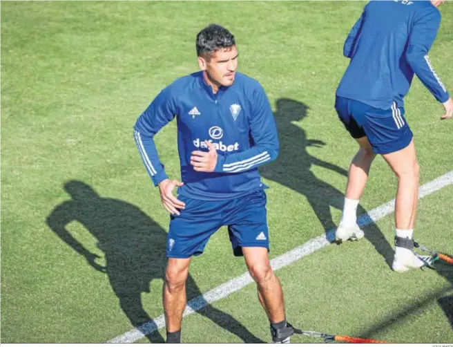  ?? JESÚS MARÍN ?? Jon Ander Garrido durante un entrenamie­nto del Cádiz en la Ciudad Deportiva de El Rosal.