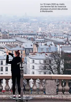  ??  ?? Le 18 mars 2020 au matin, une femme fait de l’exercice physique et prend des photos à Montmartre.