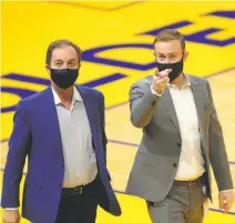  ?? Carlos Avila Gonzalez / The Chronicle 2020 ?? Warriors executive Kirk Lacob (right) — shown with his father Joe, the team’s majority owner — stresses analytics.