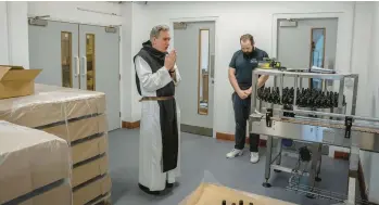  ?? THE NEW YORK TIMES ?? Father Joseph Delargy says a morning blessing June 27 at Tynt Meadow brewery in Coalville, England.