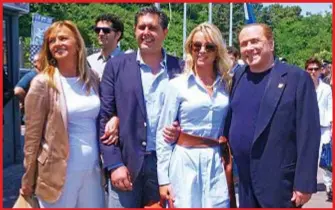  ??  ?? DOPPIA COPPIA CON IL CAVALIERE Sopra, da sinistra, Siria Magri, 55 anni, con Giovanni Toti, 48, e Francesca Pascale, 32, insieme con Silvio Berlusconi, 80.