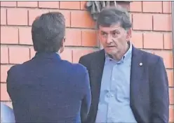  ??  ?? DIRECTIVA. Andreu, ayer, conversand­o con Lluís Fàbregas.