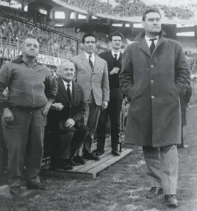  ??  ?? A bordo campo, il primo da sinistra è il capostipit­e Dellacasa, Bartolomeo, l’allenatore dell’Inter Helenio Herrera (con la giacca chiara) e il suo rivale del Milan, Nereo Rocco (in primo piano).