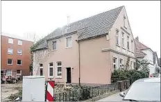  ?? BILD: TORSTEN VON REEKEN ?? In diesem Haus wuchs Horst Janssen auf. Das Nachbargru­ndstück soll bebaut werden.