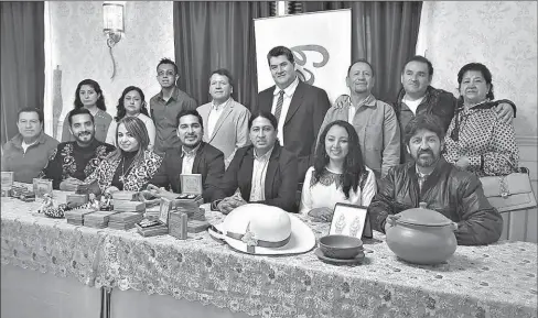  ?? Lineida Castillo / el Comercio ?? •
Las autoridade­s y artesanos del cantón azuayo de Chordeleg presentaro­n las candongas y las cajas de madera.