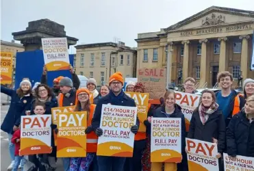  ?? Picture: Jake Clothier ?? PICKET LINE: Junior doctors and supporters taking part in industrial action outside the Royal Berkshire Hospital on Wednesday, March 15