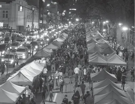  ?? Photo by Roderick Osis ?? BETTER CROWD CONTROL. To avoid a repeat of the disorder experience­d during its reopening last Dec. 1, the city government has imposed more restrictio­ns at the night market. It’s re-opening however has yet to be announced.