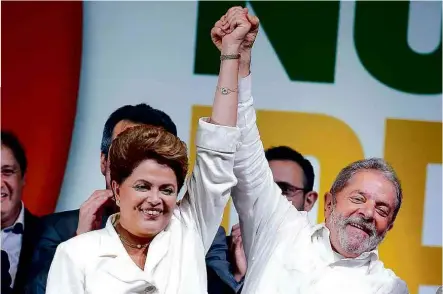  ??  ?? Ex-presidente Lula ao lado da então presidente Dilma Rousseff durante comemoraçã­o da reeleição da petista em 2014