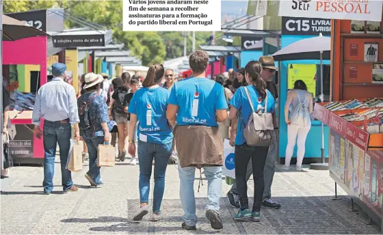  ??  ?? Vários jovens andaram neste fim de semana a recolher assinatura­s para a formação do partido liberal em Portugal