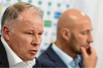  ?? Fotos: Wagner, dpa ?? Unter den Eindrücken des Hoffenheim-Spiels haben sich Sportgesch­äftsführer Stefan Reuter (links) und FCA-Präsident Klaus Hofmann (rechts) entschiede­n: Manuel Baum (unten) musste gehen.