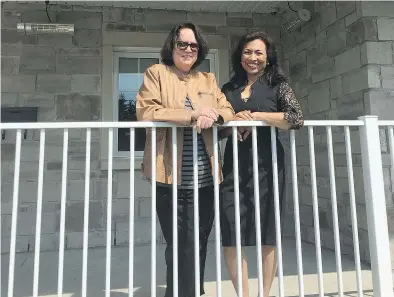  ??  ?? During a speech at the inaugurati­on of the West Island DOvEE clinic in Kirkland this month, Valérie Ouellette, left, thanked Dr. Lucy Gilbert, right, the founder of the DOvEE project, for saving her life.